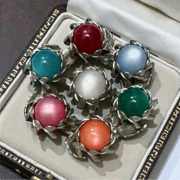 Jewelry - MOONGLOW Vintage Multicolor Thermoset Round Brooch in Silver-Tone Leaf Setting
